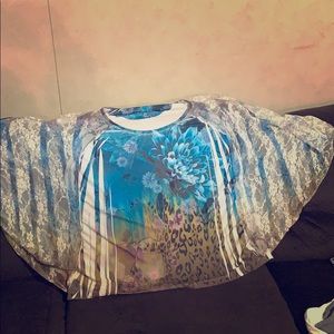 Pretty print blouse with flowy sleeves